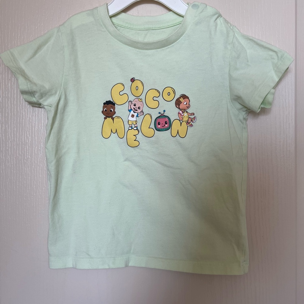 3/$10 Uniqlo Toddler Green Cocomelon Graphic Short Sleeve Tee Size 12-24 Months